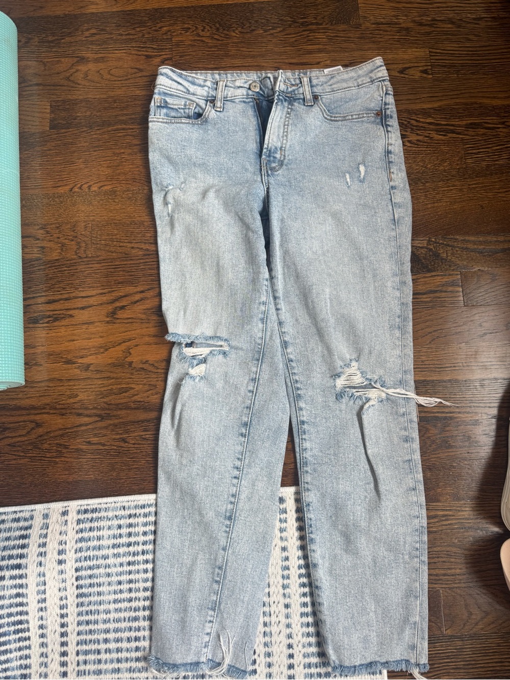 Old Navy Light Wash Distressed Straight Leg Jeans 👖💙